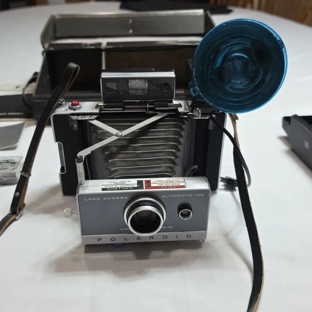 VTG Polaroid Land Camera 100 w/Case Flash Manual Photography Collectible Vintage